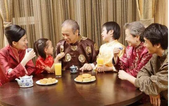 母亲和儿子享受天伦之乐的句子.jpg
